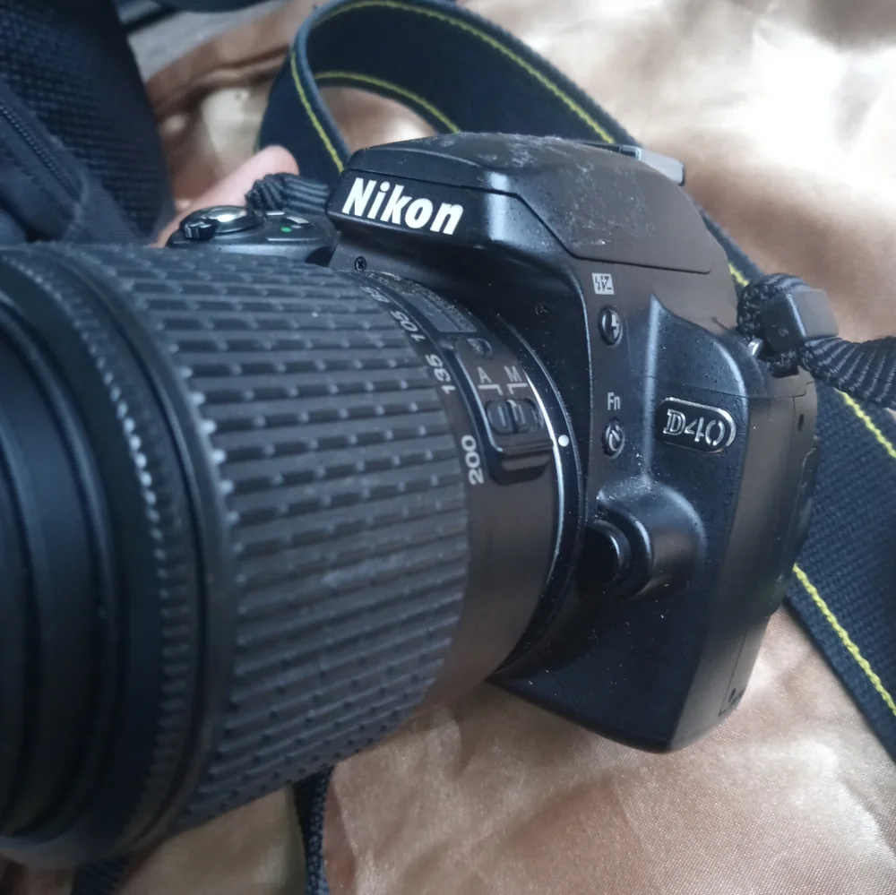 Nikon D40 camera with lense and carry bag